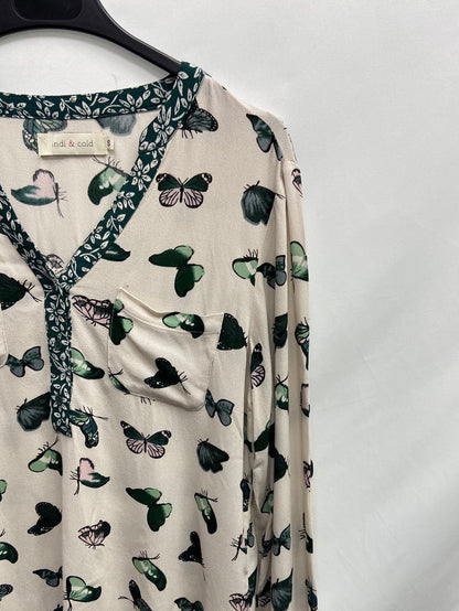 INDI&COLD. Blusa blanco roto estampado mariposas verdes T.s