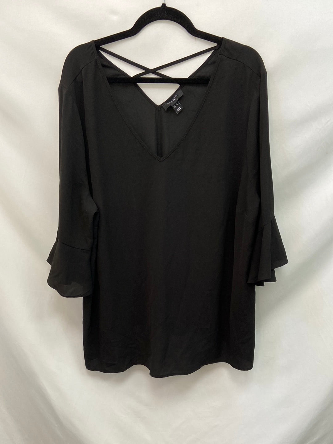 NEW LOOK. blusa negra fluida escote pico T.52