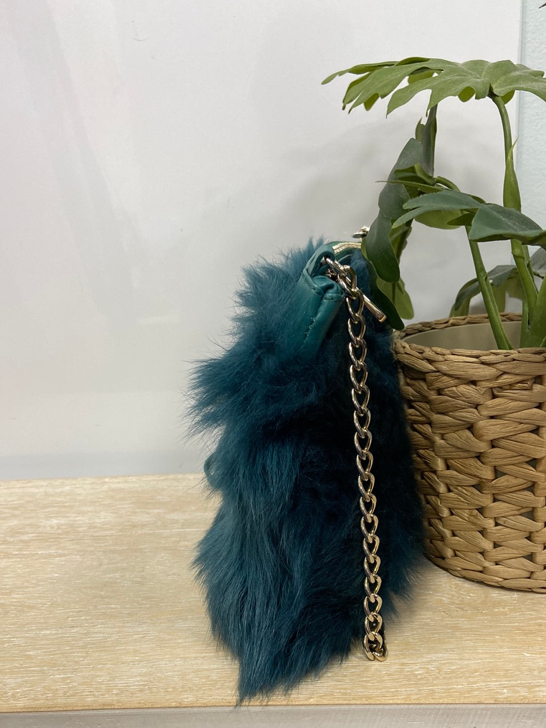 UTERQÜE. Bolso azul pelo