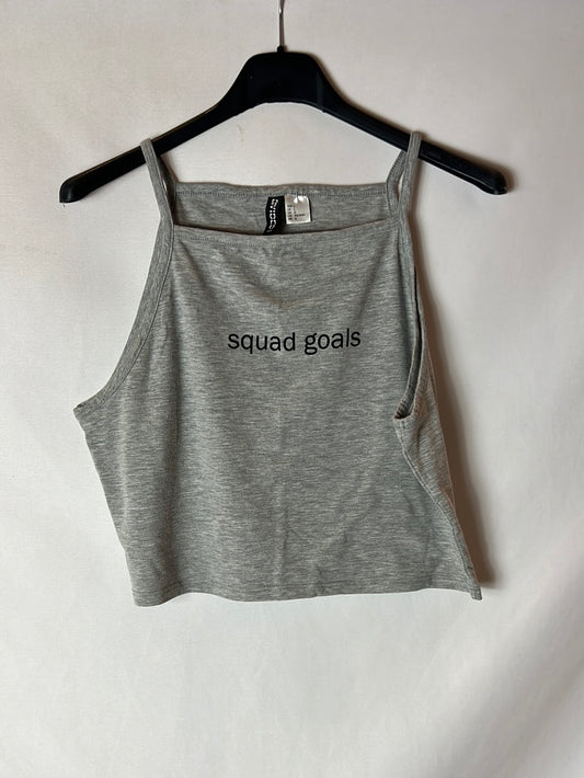 H&M. Croptop gris letras. T L