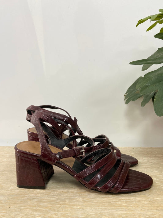 ZARA. Sandalias tacon burdeos serpiente T.36