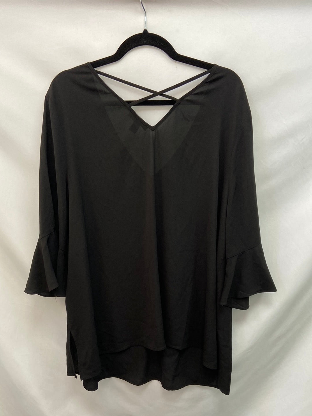 NEW LOOK. blusa negra fluida escote pico T.52