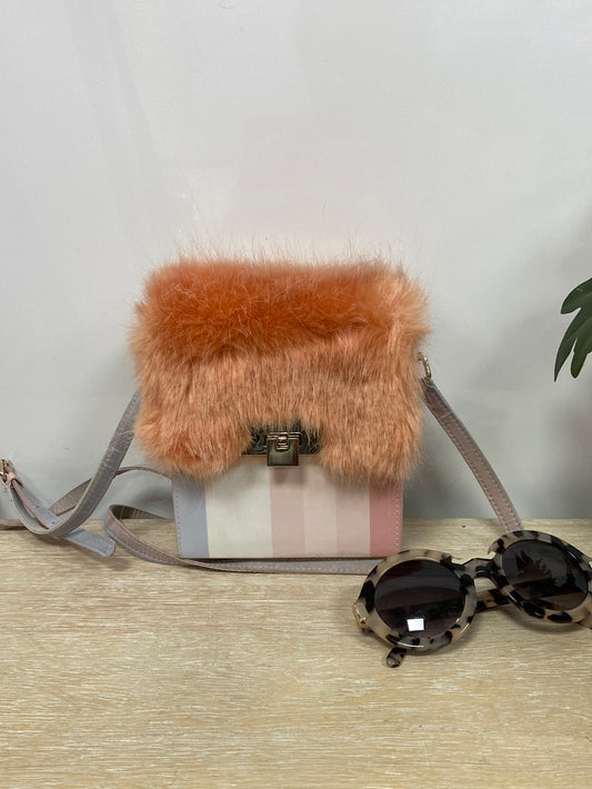 ASOS. Bolso pelo cuadrado