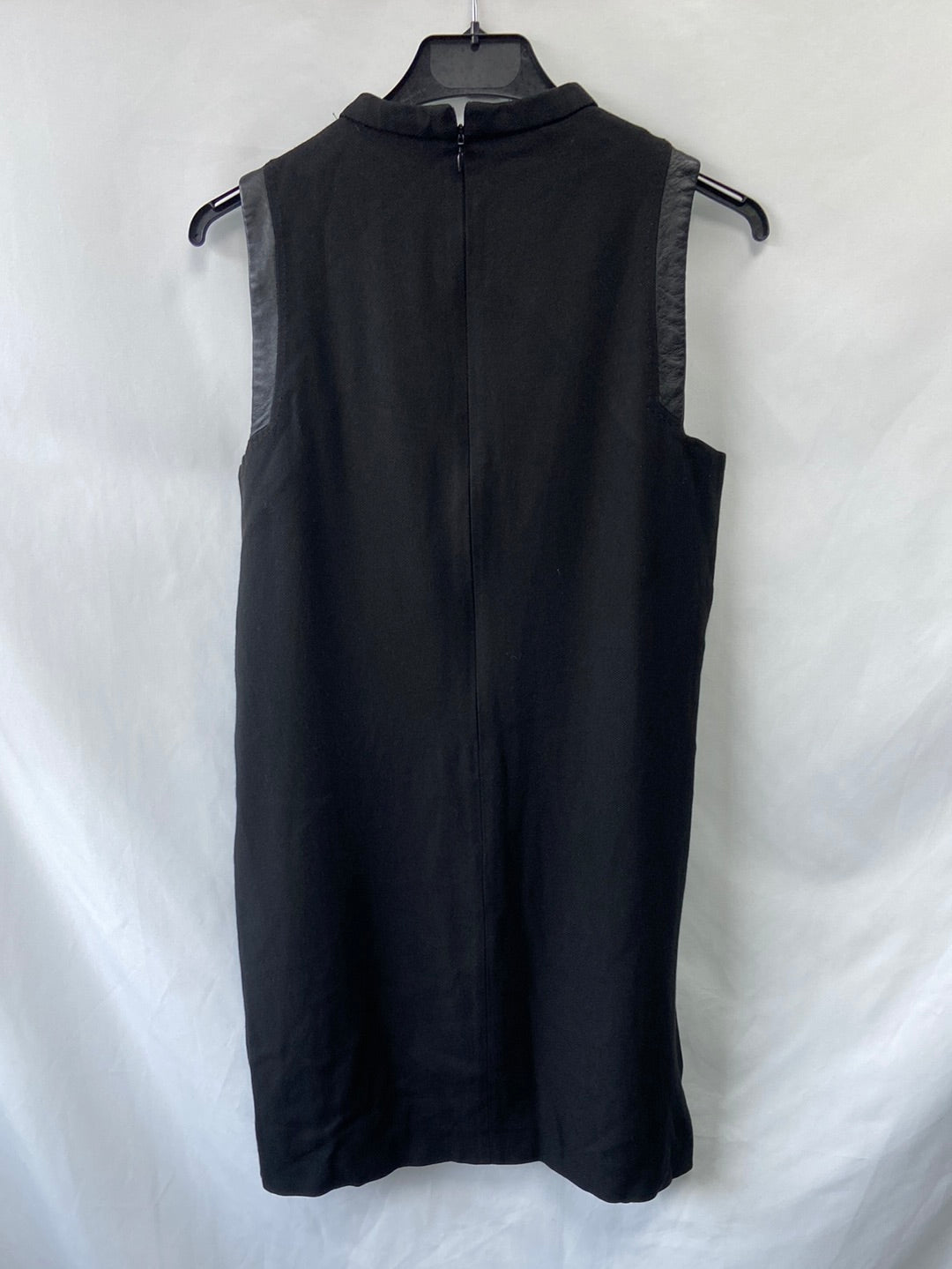 Massimo Dutti. Vestido negro detalle cuero T.38