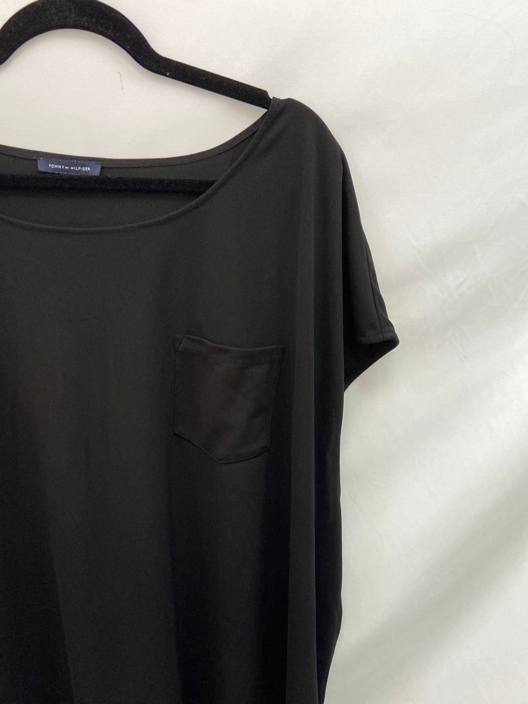 TOMMY HILFIGER. blusa negra manga corta fluida T.46