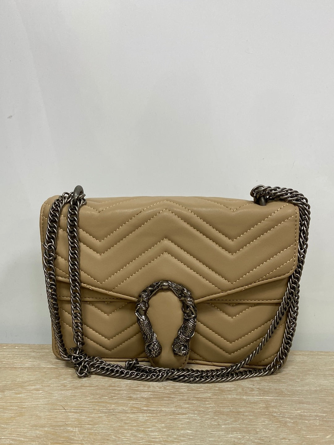 OTRAS.Bolso beige acolchado cadena