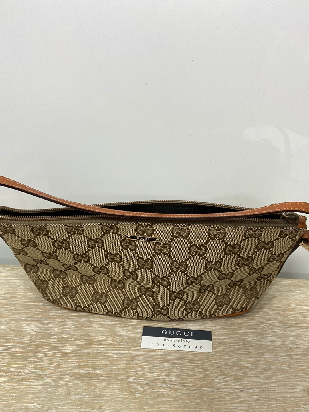 GUCCI. Bolso beige anagrama