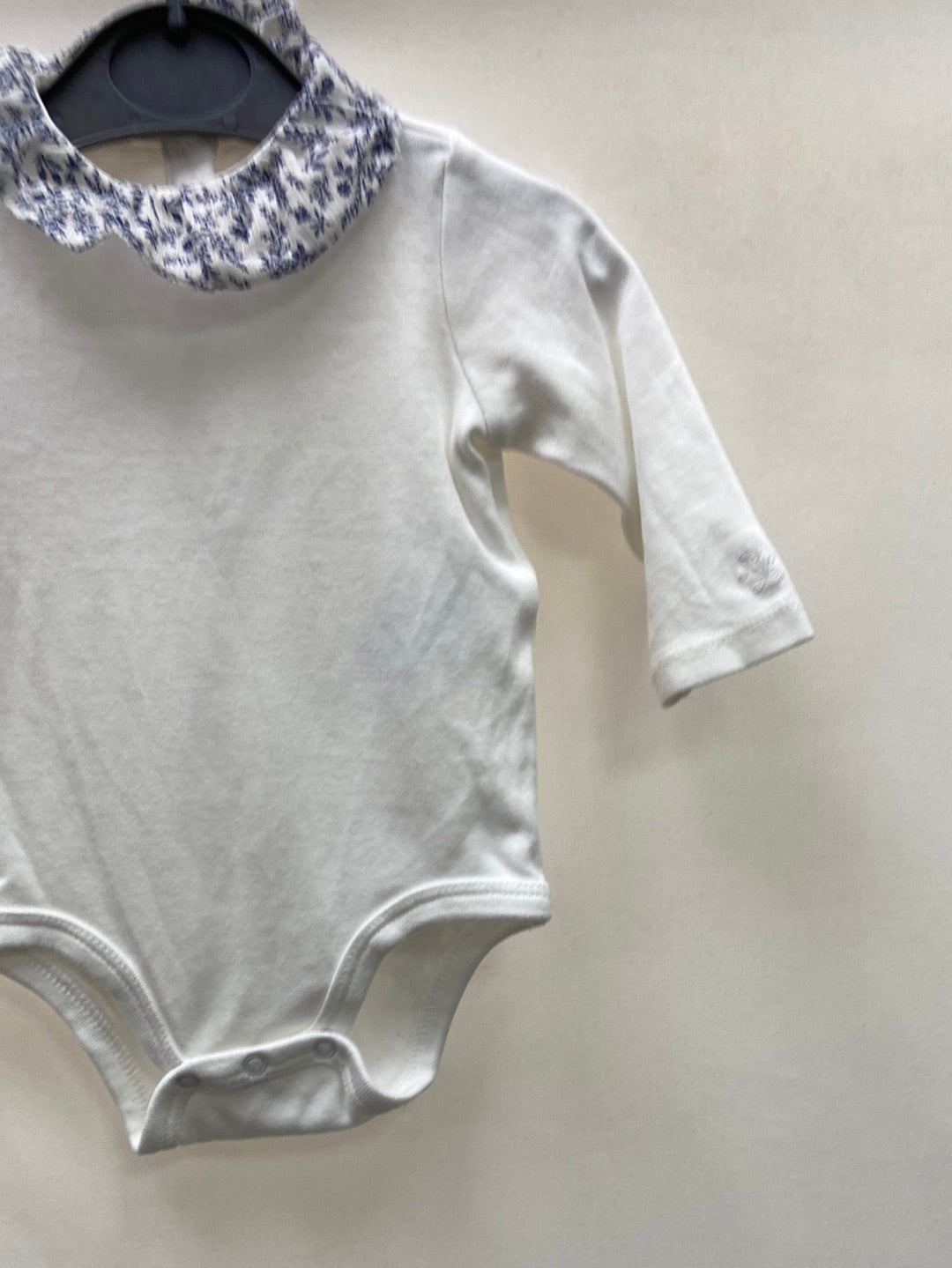 RALPH LAUREN.Body blanco cuello florecitas 3 meses