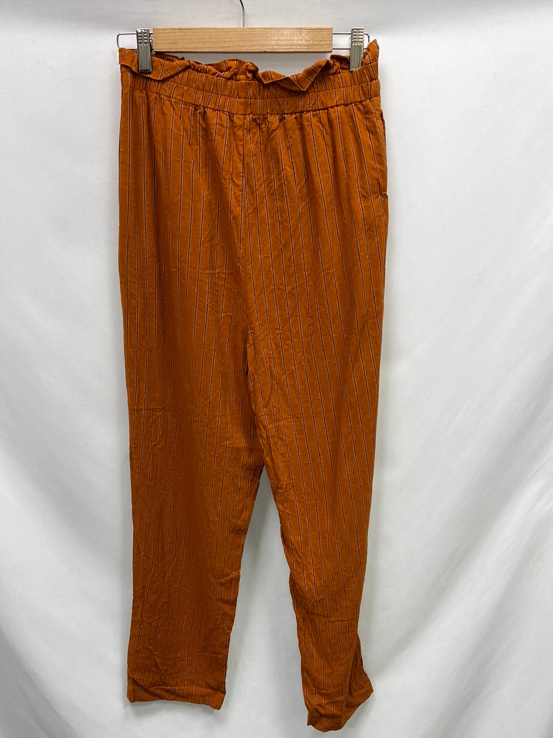 SFERA. Pantalón naranja rayas T.38