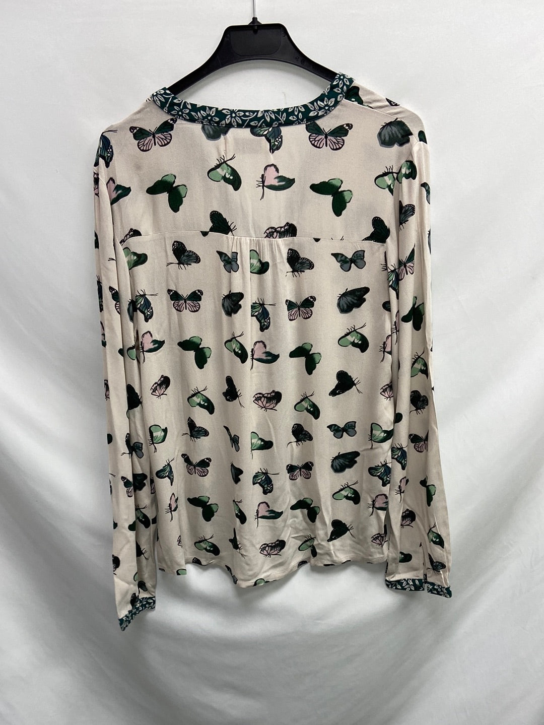 INDI&COLD. Blusa blanco roto estampado mariposas verdes T.s