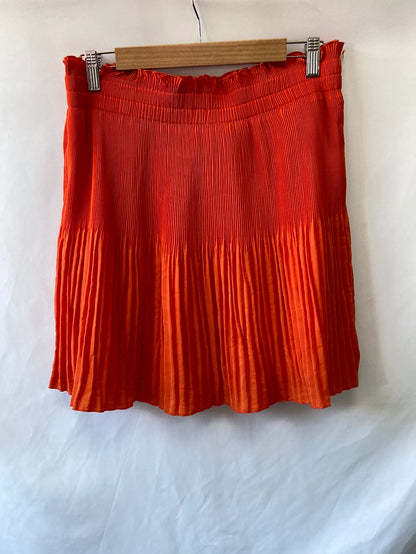 H&M. Falda plisada naranja T.46