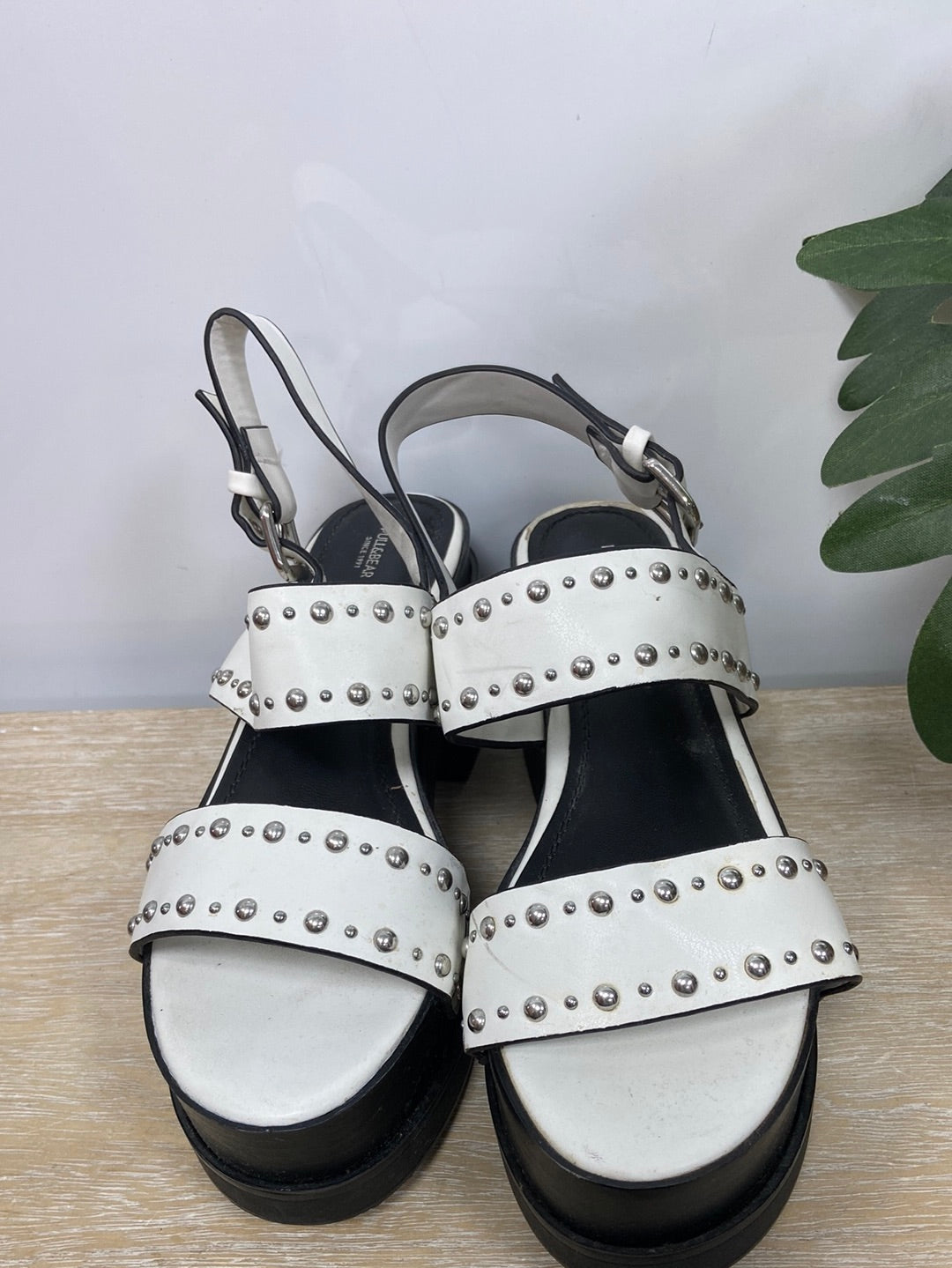 PULL&BEAR.Sandalias blancas tachuelas T.37