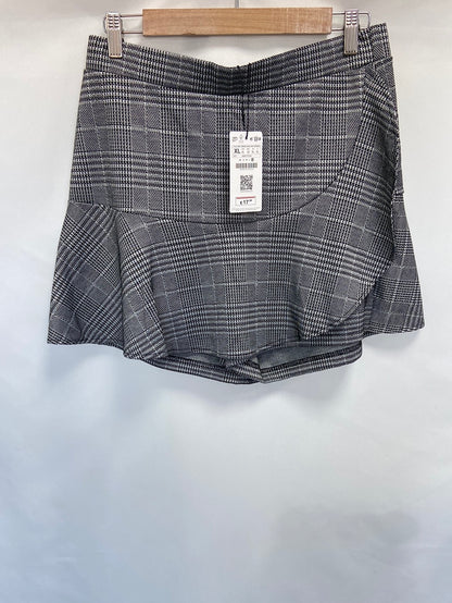 STRADIVARIUS.Falda pantalón pata de gallo volante T.XL