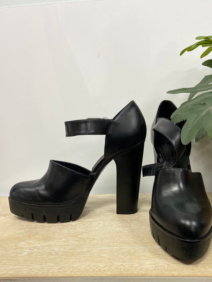 ZARA. Tacon negro cerrado  T.39