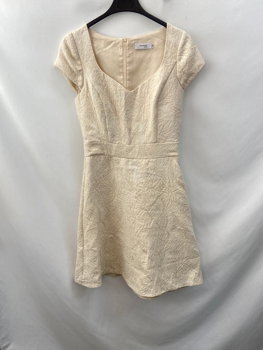 FORMULA JÓVEN. Vestido beige con hilos dorados T.36