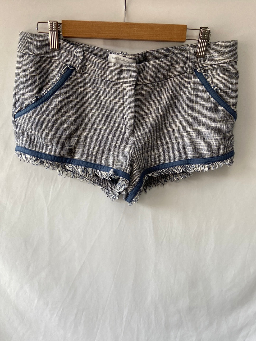 SUITE BLANCO. Short azul rayas T.40