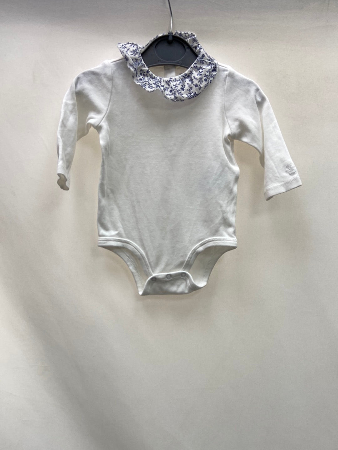 RALPH LAUREN.Body blanco cuello florecitas 3 meses