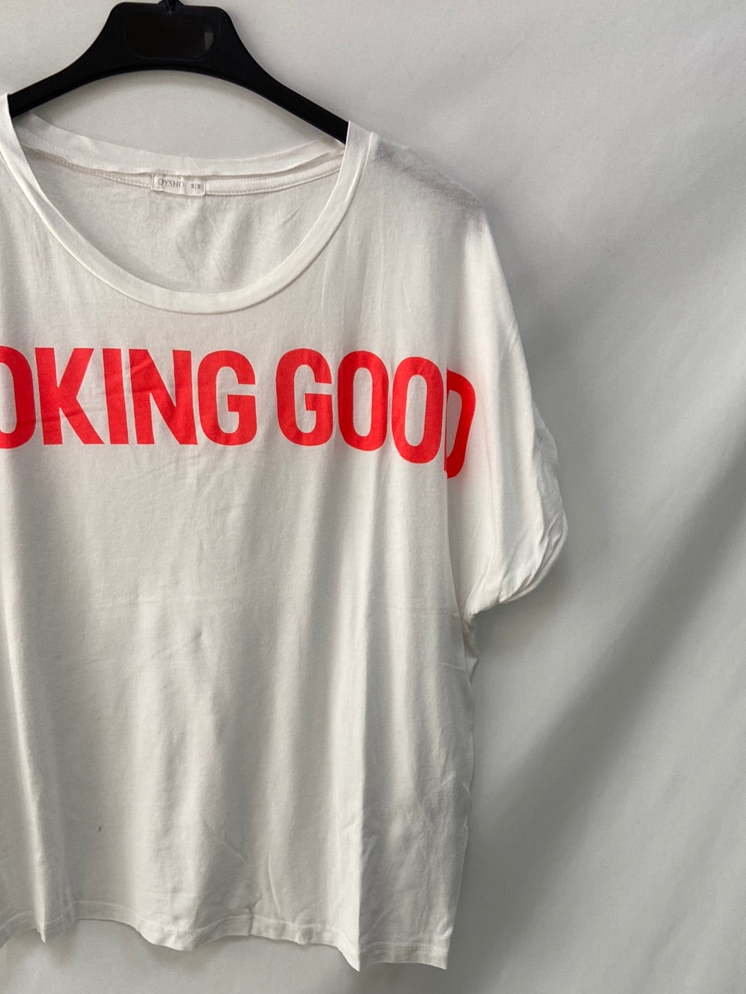 OYSHO.Camiseta blanca "looking good" T.M