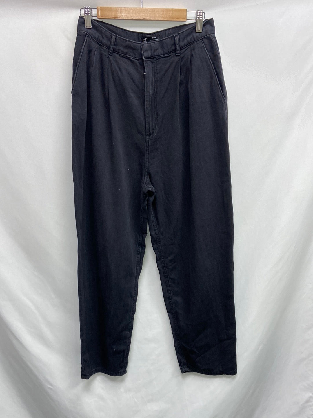 ZARA. Pantalón negro pinzas T.38