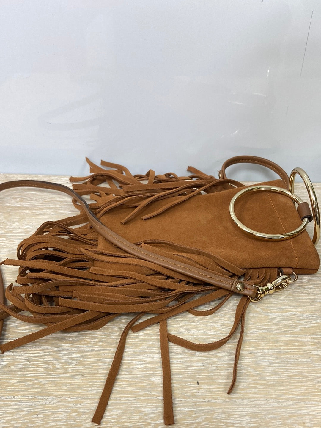 PRISCILA WELTER.Bolso piel camel flecos