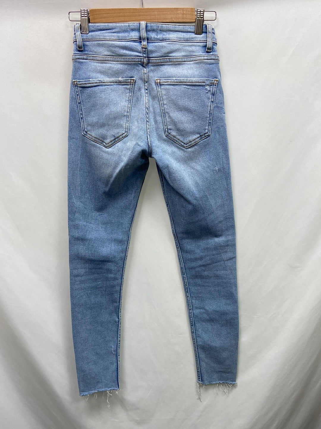 ZARA.Pantalones denim clarito T.34