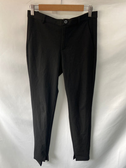 ZARA. Pantalón negros básico T.36