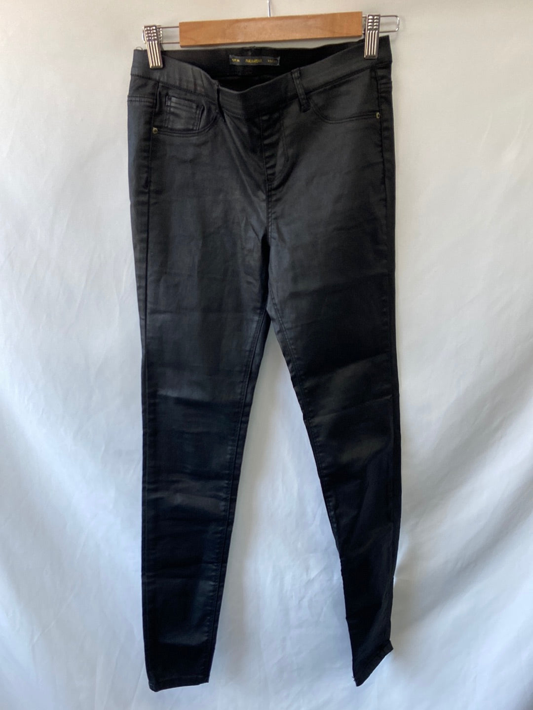 PULL&BEAR. Pantalon negro efecto piel T.36