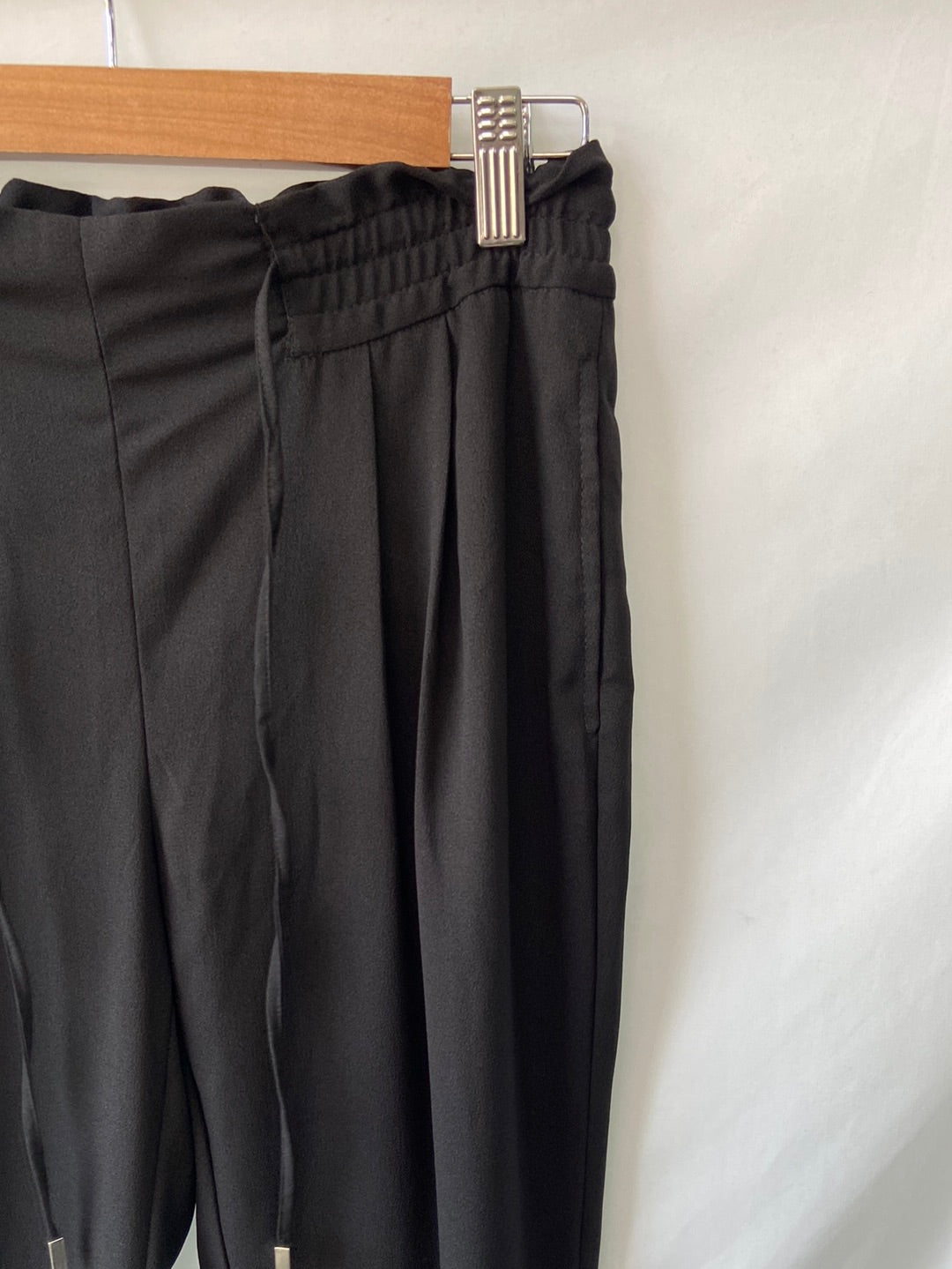 ZARA.Pantalones negros relajados T.XS