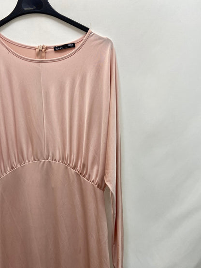 ZARA.Vestido midi Rosa satinado T.L