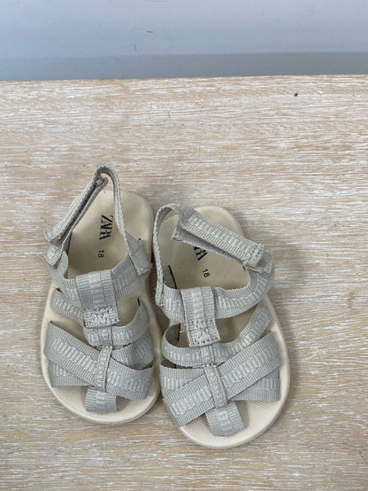 ZARA.Sandalias beiges T.18