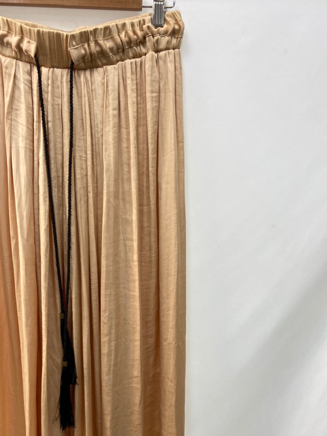 ZARA.Pantalones anchos nude satinados T..m