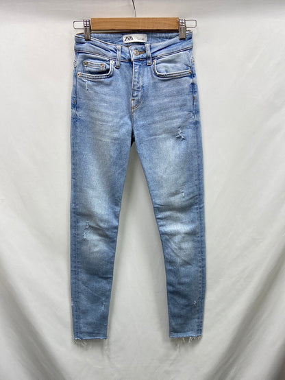 ZARA.Pantalones denim clarito T.34