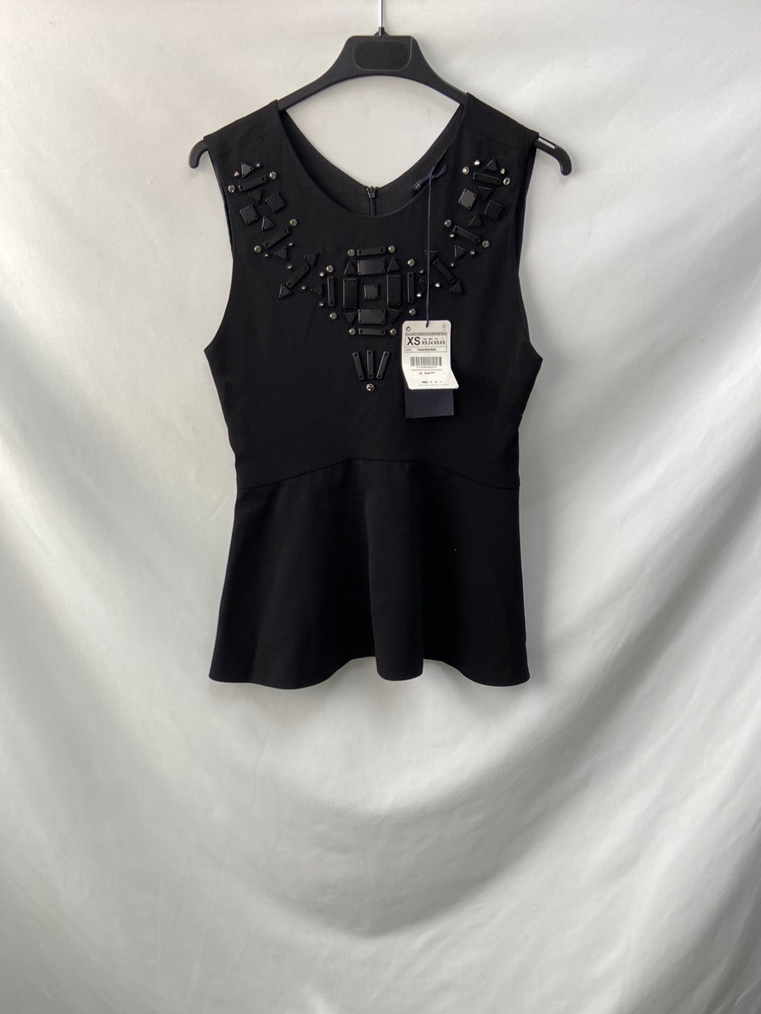 ZARA. Top negro pedrería T.XS