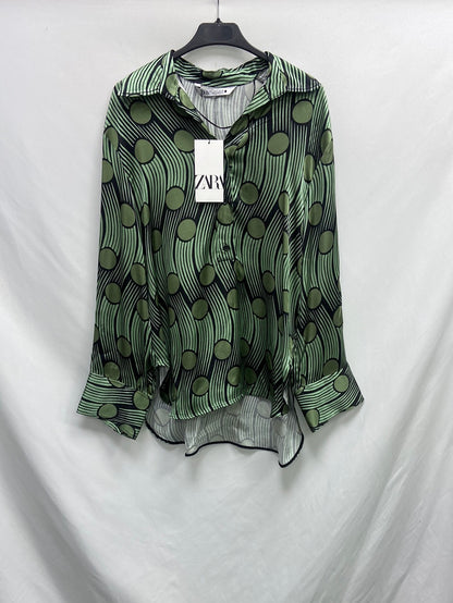 ZARA.Blusa verde fluida T.L