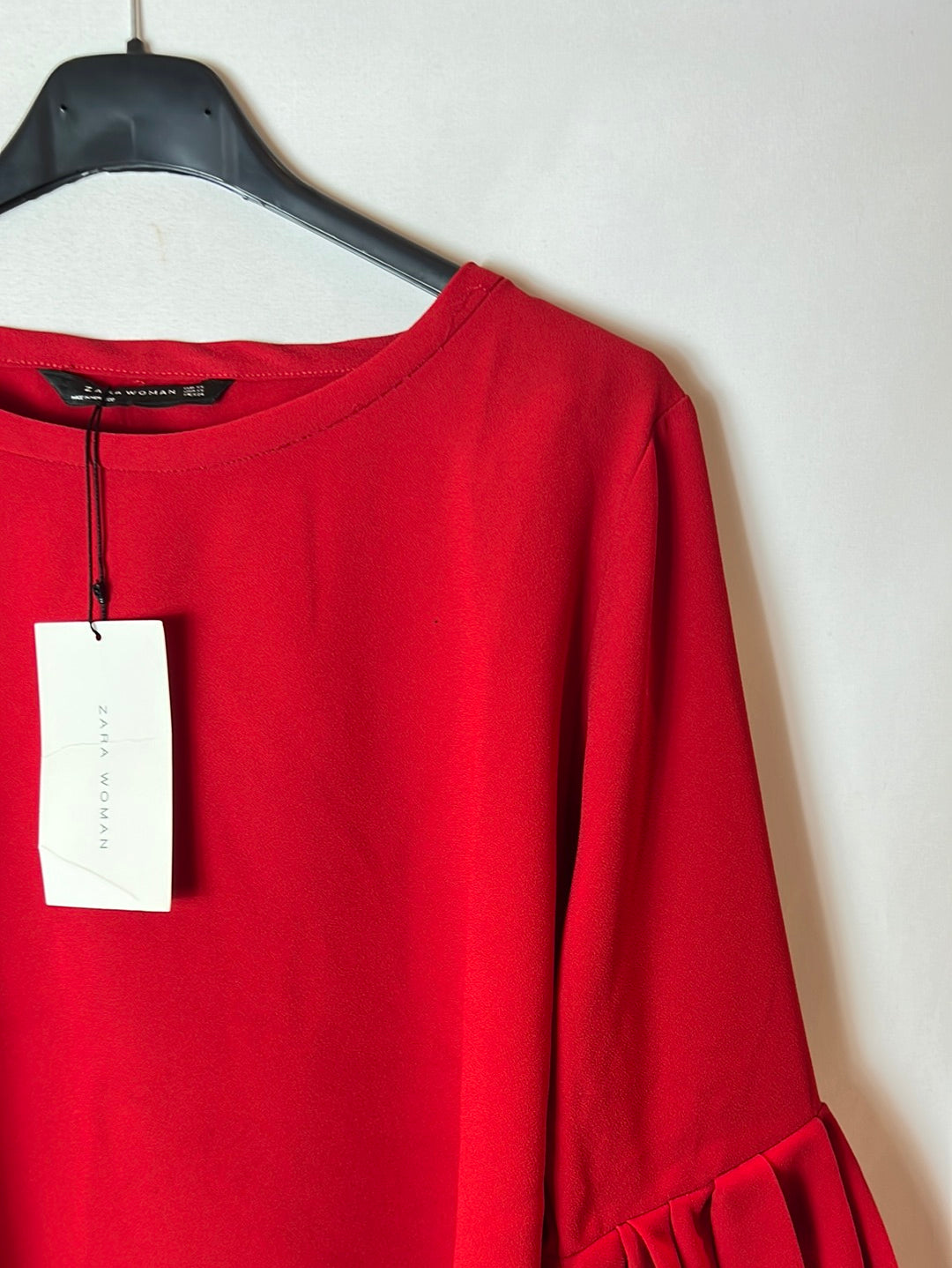 ZARA. Blusa roja volantes T.xs