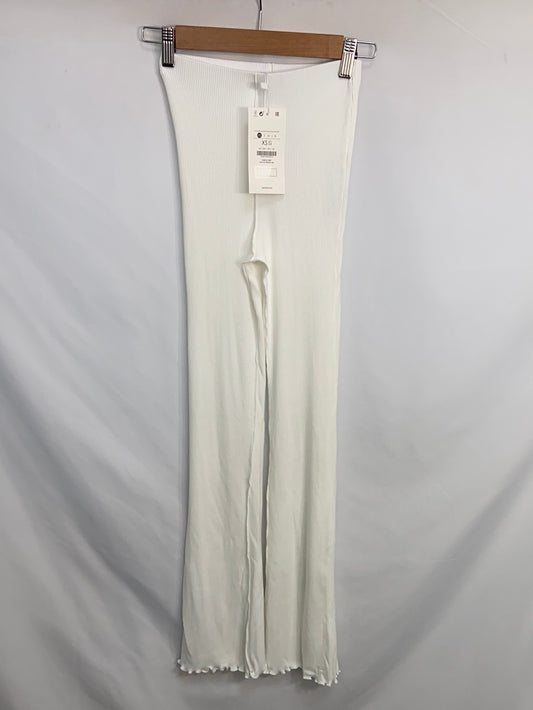 BERSHKA.Pantalones blancos canalé T.XS