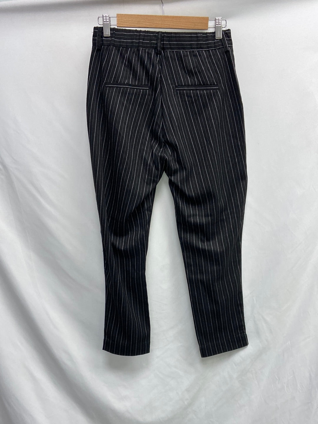 STRADIVARIUS. Pantalón negro rayas T.m