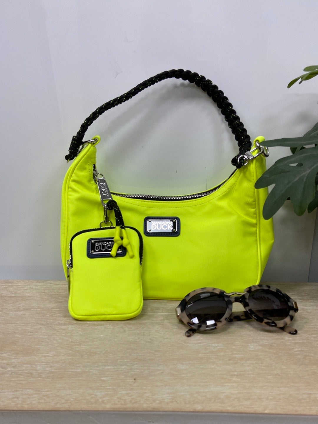 MANDARINA DUCK.Bolso amarillo flúor