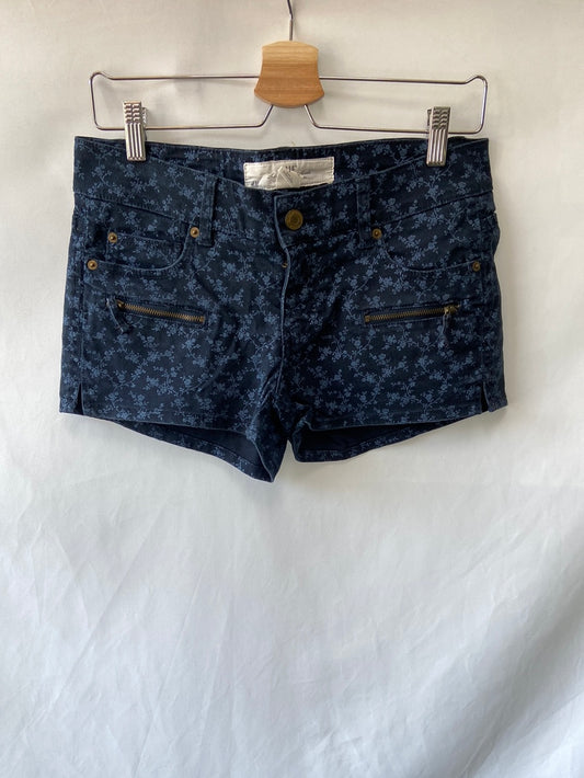 H&M. Shorts azules estampado flores T.38