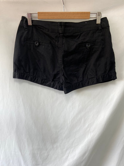 OTRAS.Shorts negros T.40