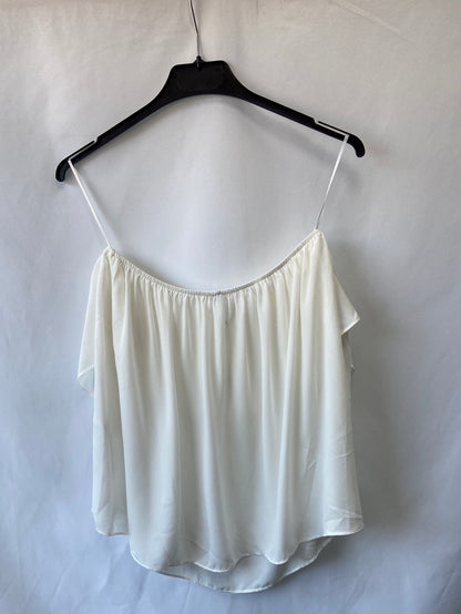 STRADIVARIUS.Top blanco volante hombros descubiertos T.s