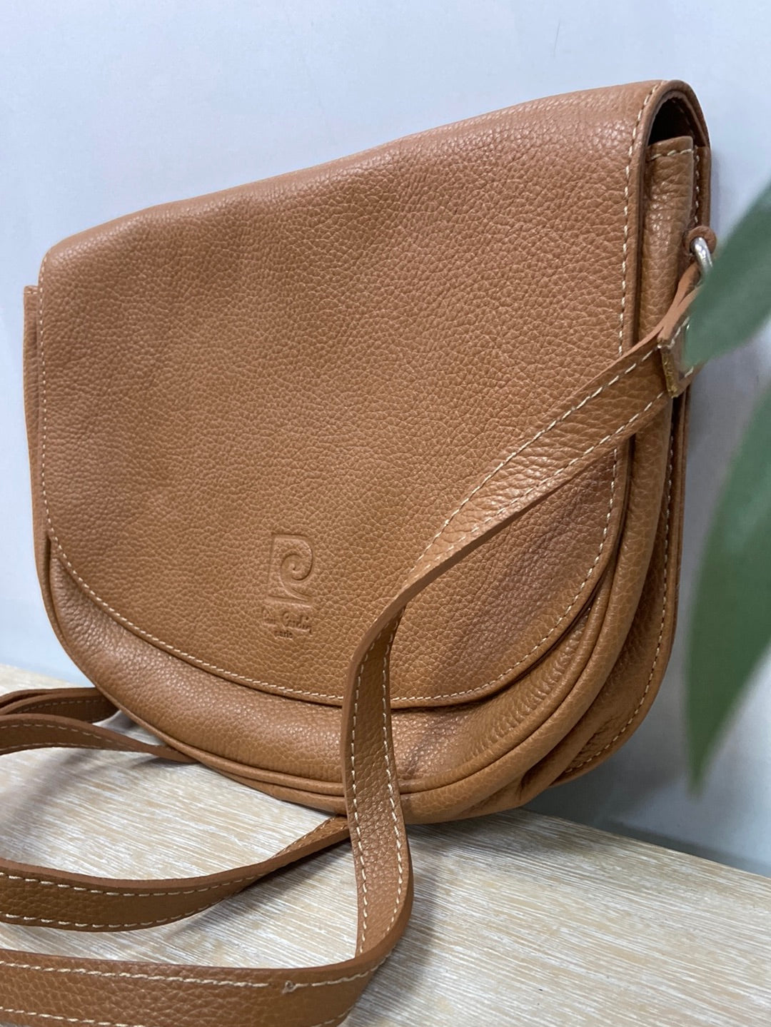 PIERE CARDIN. Bolso camel