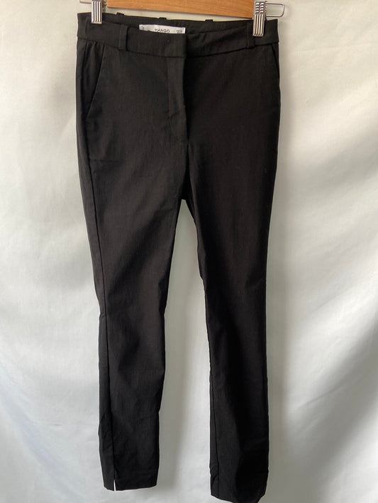 MANGO. Pantalón negro T.34