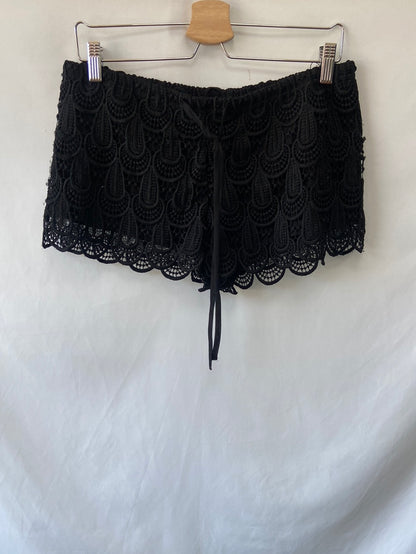 H&M. Shorts croché talla M