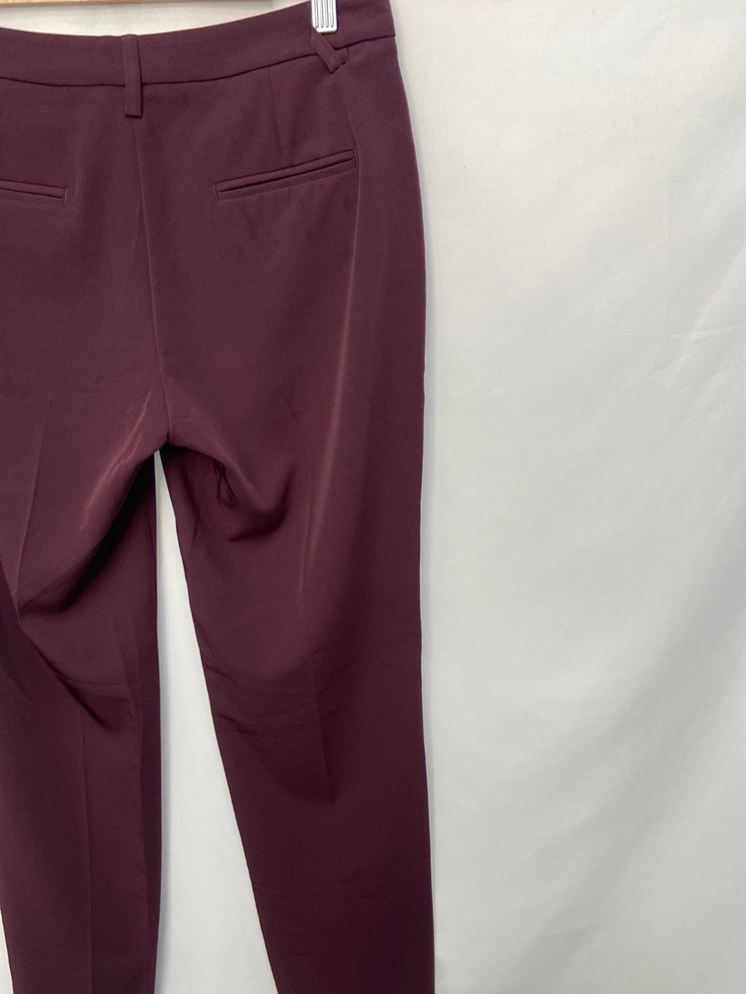 BENETTON.Pantalones vino pinzas T.38