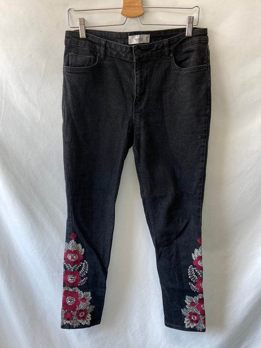 MarketMANGO. Pantalón negro bordado T.40