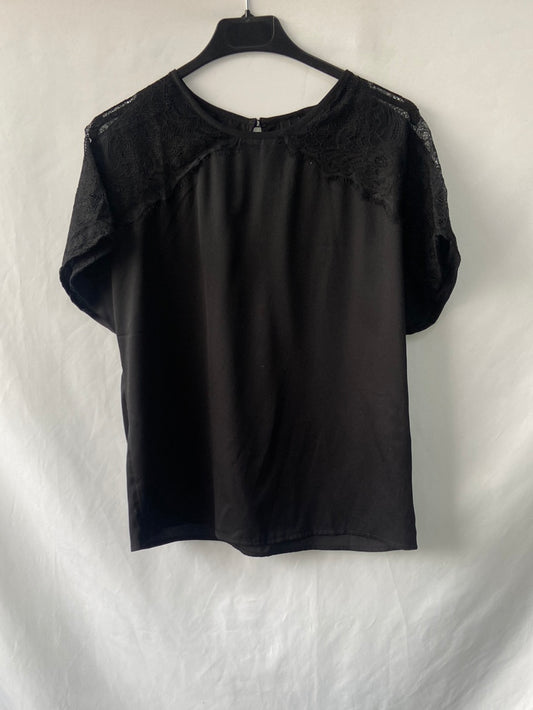 VERO MODA. Blusa negra encaje T.m