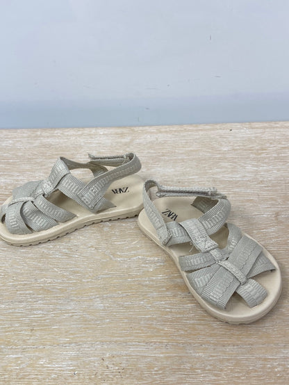 ZARA.Sandalias beiges T.18