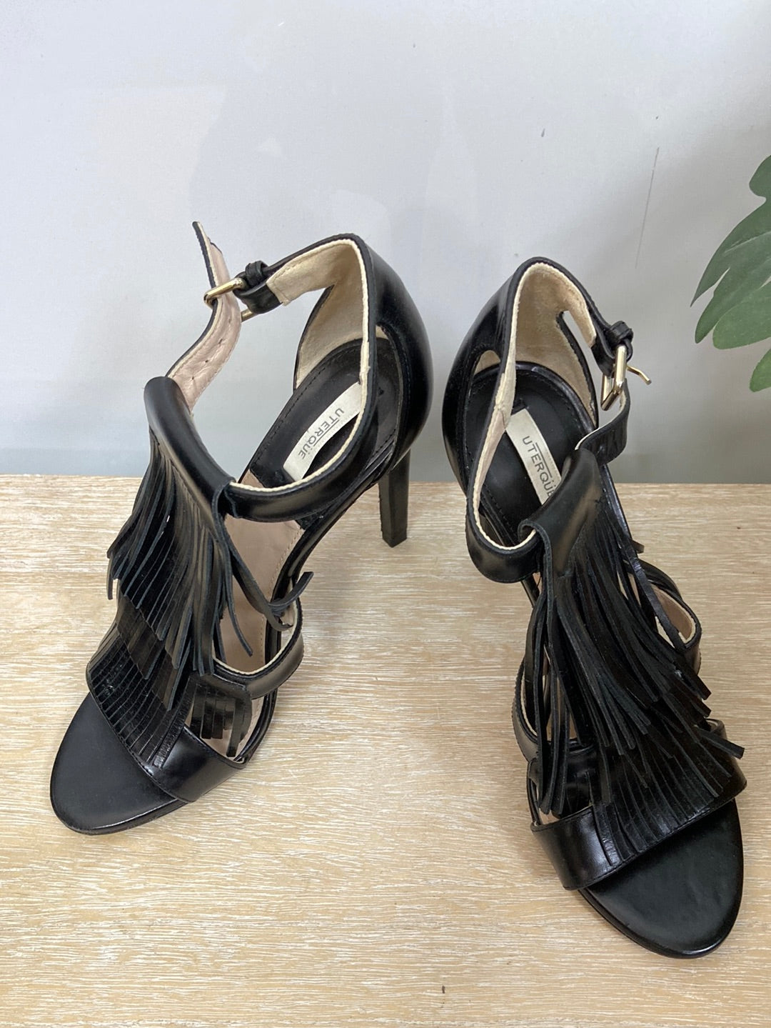 UTERQUE. Zapatos de tacón flecos negros T.38