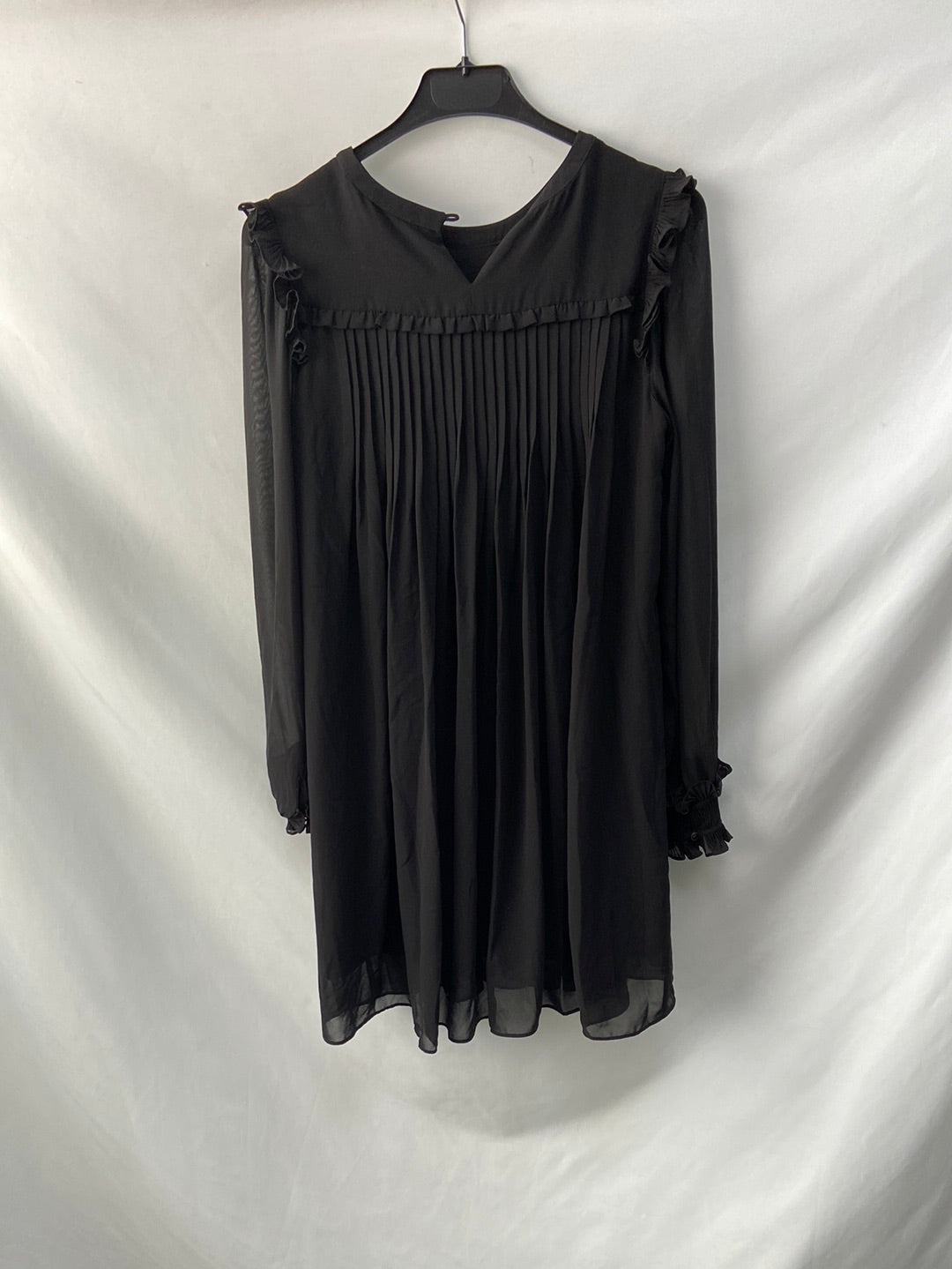 SEZANE. vestido negro fluido volantes hombos T.34